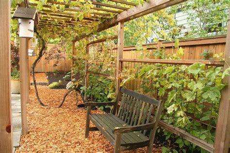 Tour 23 small backyards of homes and condos that offer a wide variety of ideas and designs, from outdoor entertaining and relaxing to urban farming. Wood chips | Backyard Overhaul | Pinterest