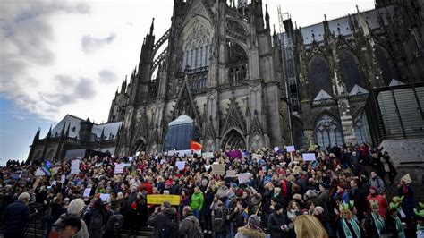 Cologne Attacks Pegida And Police Clash At Migrant Protest Bbc News