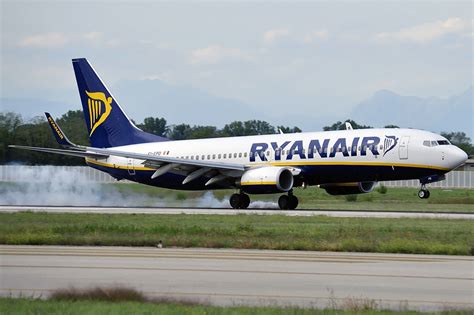 Was it helpful to you? Ryanair Boeing 737-800 Smoke on Touch Down | Top Aircraft ...