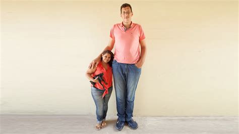 Gentle Giant Brazil S Tallest Man Finds Love With Tiny Woman Video Dailymotion