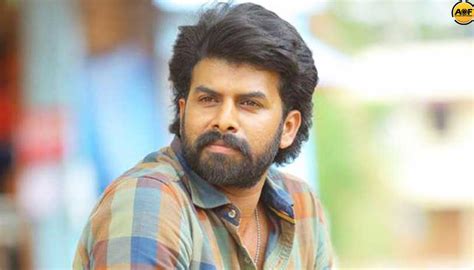 Yüzyıl hırsız efsanesine dayanır kayamkulam kochunni zenginden çalıp fakire verdi. Sunny Wayne Joins The Sets Of Nivin Pauly's 'Kayamkulam ...