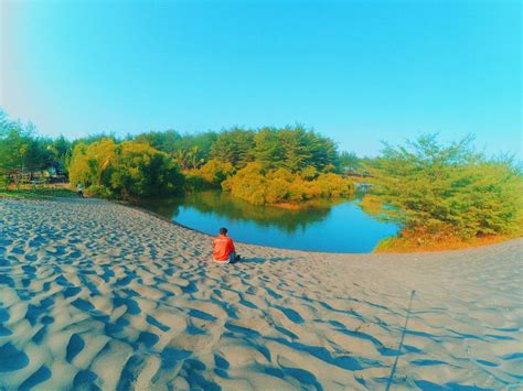 Jika berkunjung kelokasi ini, wisatawan tidak hanya dapat melihat pantai saja, namun beberapa tempat enak banget dibuat santai disekitar lokasi ini. Pantai Laguna Lembupurwo: Lokasi dan Tiket Masuk