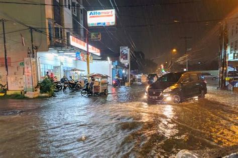 Banjir usai hujan deras sepanjang selasa (28/1) hingga rabu (29/1) mengakibatkan banjir yang dia menyebutkan banjir terjadi karena curah hujan yang tinggi dan kurang berfungsinya drainase di. Hujan, Sejumlah Ruas Jalan di Medan Banjir - Wisnu Artedjo ...