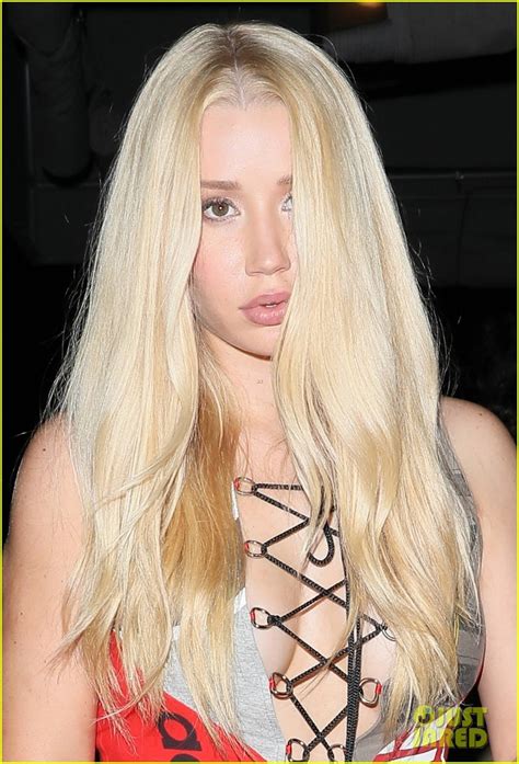 Iggy Azalea Shows Off Her Assets In Plunging Lace Up Top Photo Pictures Just Jared