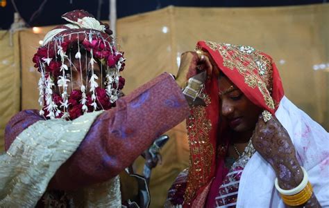Photos 50 Pakistani Hindu Couples Tie The Knot At Mass Marriage Ceremony