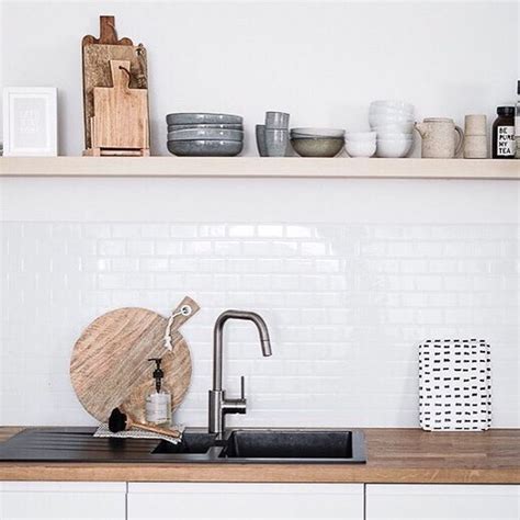 Die dunklen dekorative fliesen zeichnen sich aus dem umfeld ab. Küchenrückwand mit den Fake Metrofliesen: Wir haben die ...