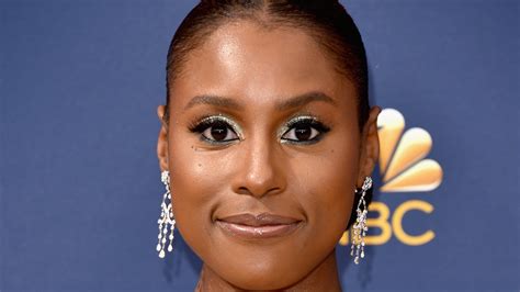 Issa Raes Makeup Artist Shares Details About Her 2018 Emmy Awards Look