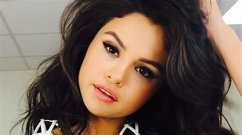 Selena Gomez Reveals Her Selfie Secrets And Favorite Photo App Youtube