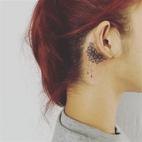 Tatouage oreille | Tatouage oreille, Tatouage derrière l ...