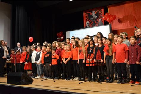 Program madhështor festiv i nxënësve për nderë të Ditës së Flamurit - Albinfo