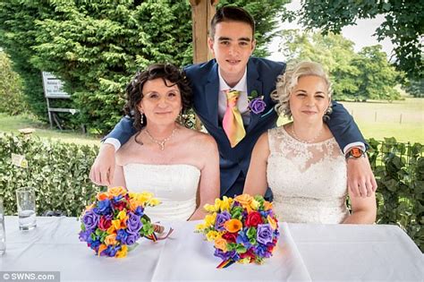 Transgender Bride Renews Her Vows As A Woman Daily Mail Online