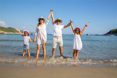 Familia En La Playa Foto De Archivo Imagen De Verano 118861514