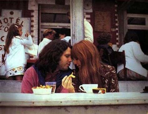 Jim Morrison Y Su Novia Pamela Cínicos De Sinope