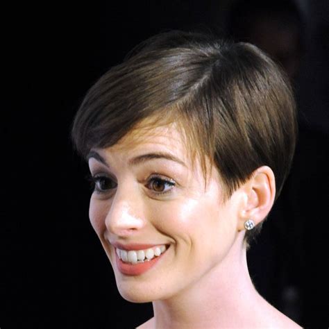 The Exact Moment Anne Hathaway Heard About Her Naked Upskirt Picture