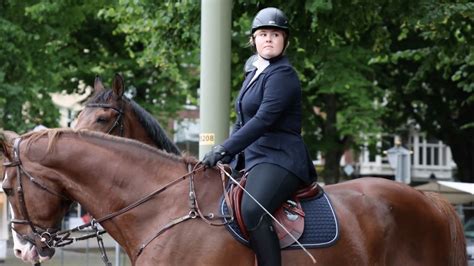 Prinses Amalia Oefent Te Paard Voor Rijtoer Prinsjesdag Blauw Bloed