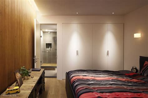 Carpet helps to insulate the room, add to the overall ambiance and keep your feet warm. simple bedroom warm wooden cladding with en suite ...