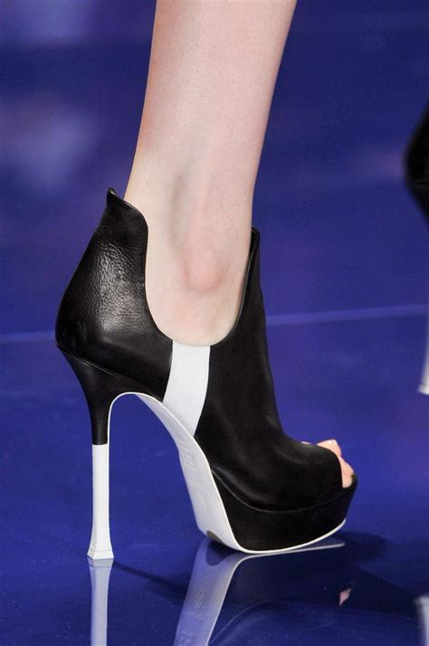 Vera Wang At New York Fashion Week Spring Stylebistro Bootie Boots Heeled Boots Shoe