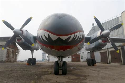 А сколько лет самолёту этому? В Украине будет летать самолет-акула из фильма ...