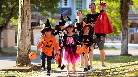 5 Safety Tips To Stay Safe On Halloween Dtric Insurance