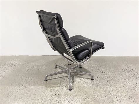 A decade on from the successful launch of the eames and herman miller's alu group series, the soft pad was born in 1968, adding new choices to the business. Eames Executive Soft Pad Lounge Chair - Collectika Vintage ...