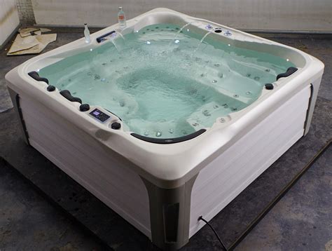 High Quality 5 Persons Bunny Outdoor Massage Luxury Outdoor Hot Tub Spa Buy Hot Tub Outdoor
