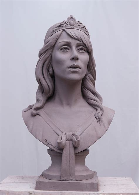 انتجت شركة سينرجي وحدها نحو نصفهم. هاني جمال ينحت تمثالًا نصفيًا لفيروز