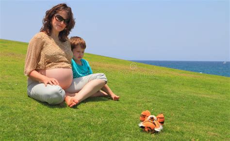 Los Restos De La Mujer Embarazada Con El Pequeño Hijo Imagen De Archivo