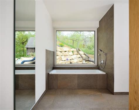 Sie bauen eine wanne ins neue bad? Badewanne mit Fliesen Verkleidung unter Fenster ...