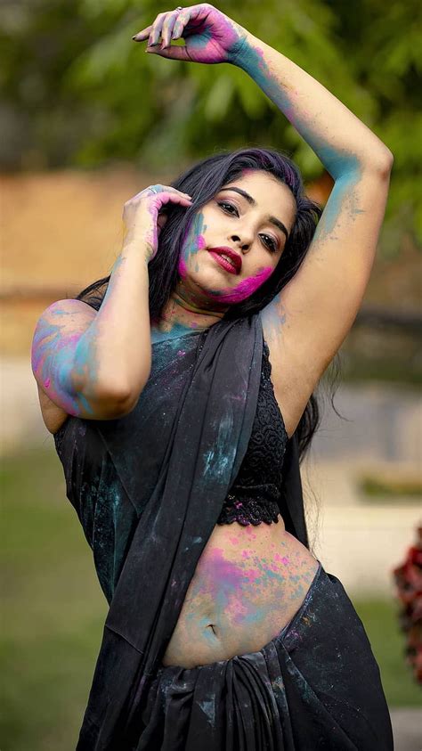 Komal Nair Feliz Holi Amante Del Sari Espectáculo De Ombligo Fondo De Pantalla De Teléfono