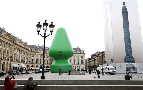 Sgonfiato Lalbero Gigante Sex Toy Di Parigi Foto Photogallery