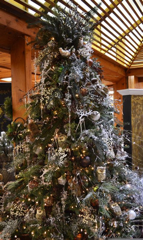 10 Ideas For How To Decorate A Natural Christmas Tree