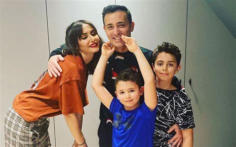 Mustafa Sandal ın eski eşi Emina Jahovic ve çocukları koronavirüse