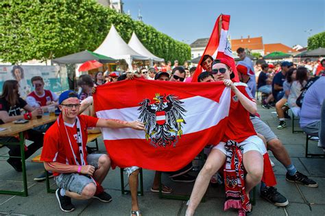 21.00 søndag vises finalen kl 21.00 i teltet på vår nye 75. Fussball EM 2021: Österreich ist im 1/8 Finale! - Klagenfurt