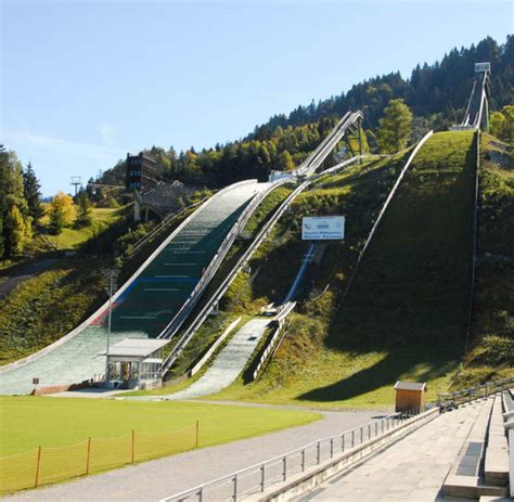 Bei dem absturz einer seilbahn im italienischen piemont sind nach angaben der rettungskräfte 14 menschen gestorben. Seilbahn-Unglück: Dramatische Rettungsaktion nach Gondel ...