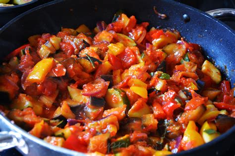 Paprika entkernen gemeinsam mit der aubergine in würfel schneiden. Wochenend-Rezept - Ratatouille mit Rosmarin-Kartoffeln ...