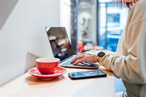 Hermosa Mujer Que Trabaja Con La Computadora En La Cafetería Foto