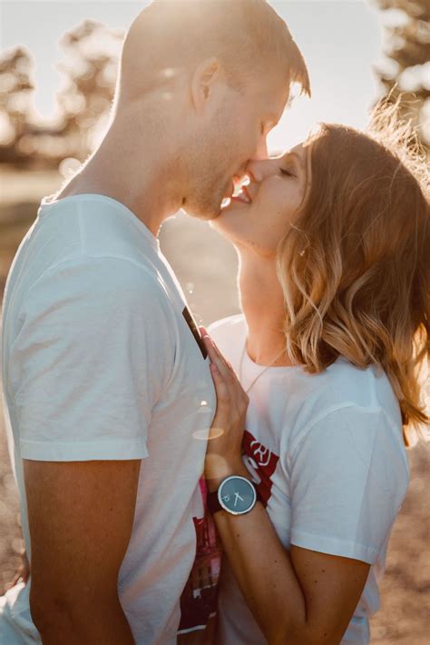 Couple Kissing Sunset Photoshooting Emotional Photography Posing