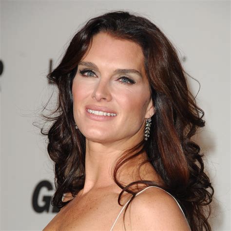 Brooke shields practices walking up stairs after breaking her leg: Brooke Shields, traumatisée par sa première fois - Elle