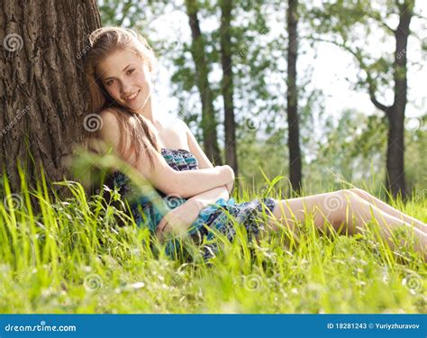 schönes jugendlich mädchen im blauen kleid auf der wiese stockbild bild von park wiese 18281243