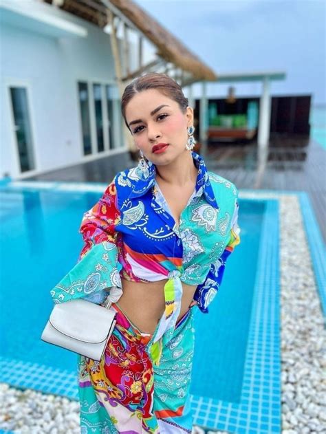 थाई स्लिट ड्रेस में अवनीत ने दिए सिजलिंग पोज Avneet Kaur Looks Stunning Crop Top And Thigh