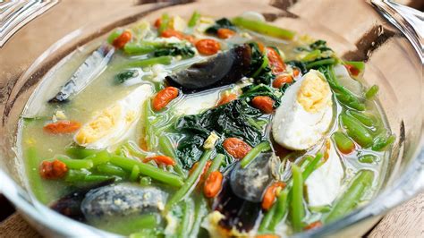 Are eggs and spinach healthy? Egg Trio Soup With Spinach - Spicy Spinach Eggdrop Soup - Rachael Ray In Season / I tend to ...