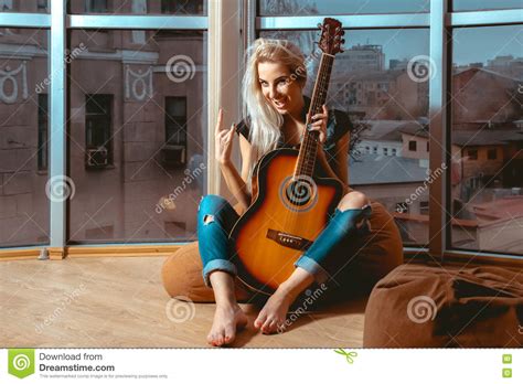 Photo Of Beauty Blonde Woman Screaming With Guitar In Her Hands Stock