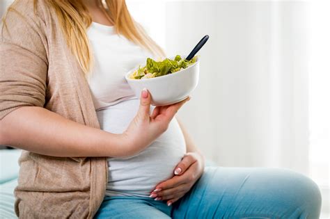 Dieta w ciąży. Mity: co jeść, a czego unikać w czasie ciąży
