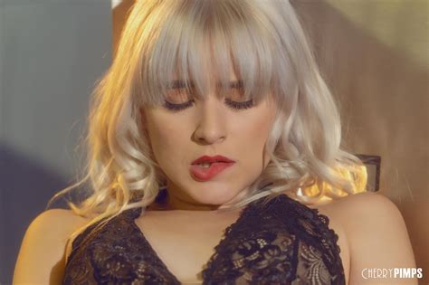 Jessie Saint Women Blonde Pornstar Long Hair Biting Lip Makeup