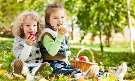 Children Eating Apples Wallpapers 800x480 176603