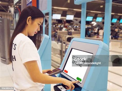 젊은 아시아 여자 여권 공항에서 셀프 체크인 키오스크 터치 스크린 대화형 디스플레이 사용 하 여 비행에 대 한 셀프 체크인 하거나 공항 터미널에서 자동 장치에 비행기 티켓을