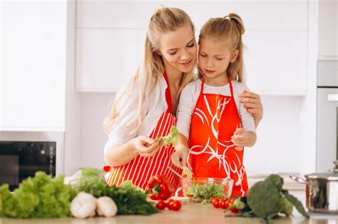 Madre E Hija Cocinando En La Cocina Foto Gratis