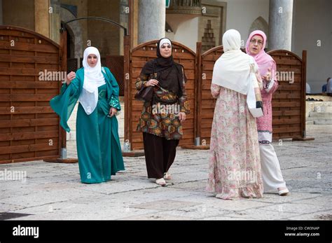 Gazi Husrev Begova Moschee Sarajevo Bosnien Und Herzegowina Gruppe Von Muslimischen Frauen In