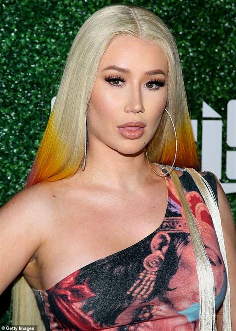 Iggy Azalea Flaunts Her Famous Curves At The Swisher Sweets Award In Los Angeles Daily Mail Online