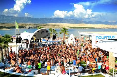 Hier wohnst du absolut stylisch direkt am hotspot der europäischen partyszene. ZRCE.de - Aquarius Club am ZRCE Beach